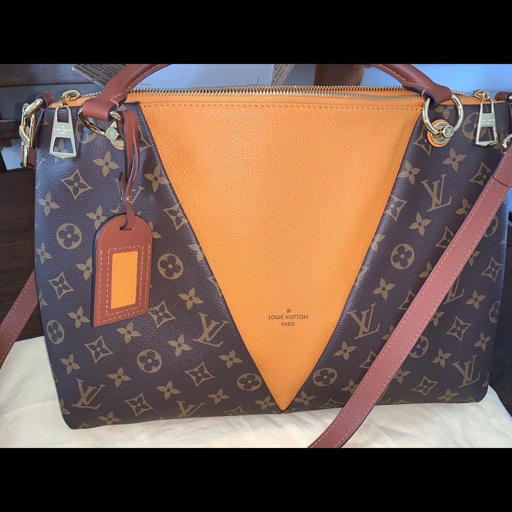 💰💰SOLD💰💰Authentic Louis Vuitton V Tote MM